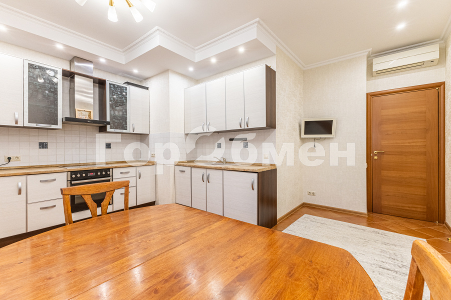 Продажа 2-комнатной квартиры, Москва, Россия,   Юровская улица