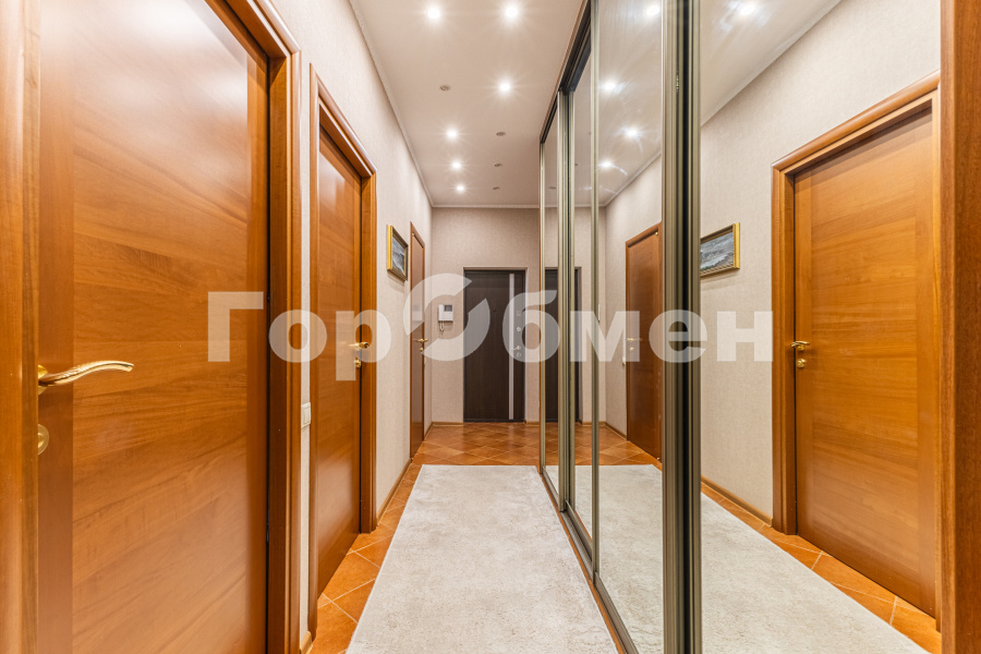 Продажа 2-комнатной квартиры, Москва, Россия,   Юровская улица