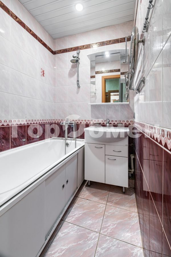 Продажа 3-комнатной квартиры, Москва, Россия,   Винницкая улица