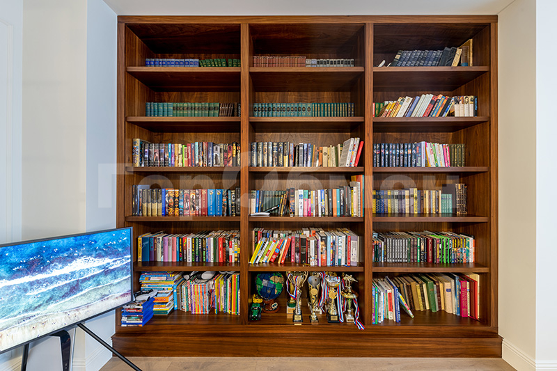 Продажа 3-комнатной квартиры, Москва, Россия,    Минская улица