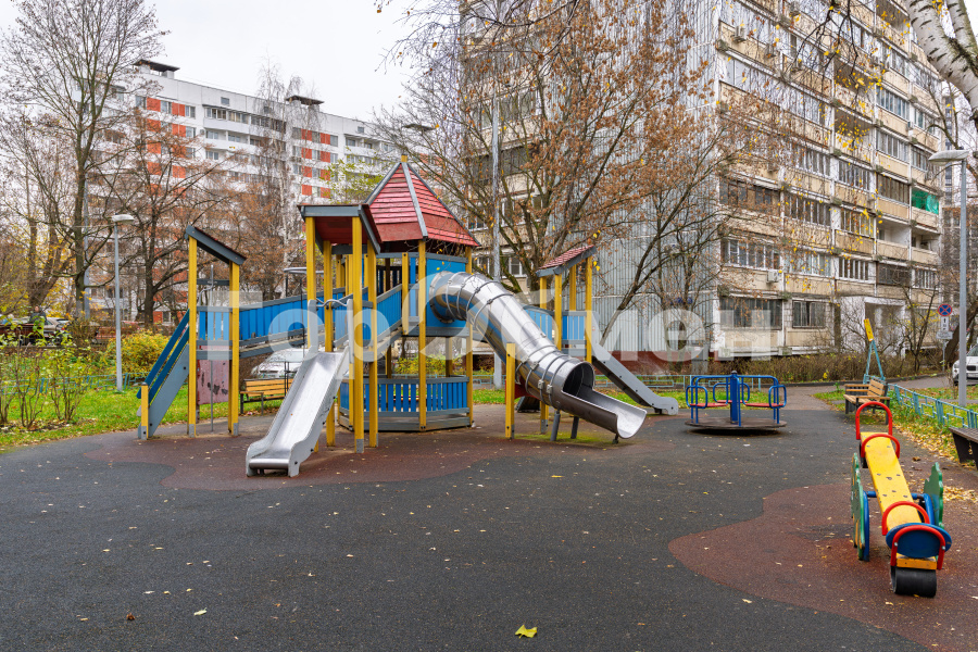 Продажа 3-комнатной квартиры, Москва, Россия,   Винницкая улица