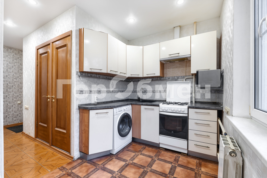 Продажа 3-комнатной квартиры, Москва, Россия,   Винницкая улица