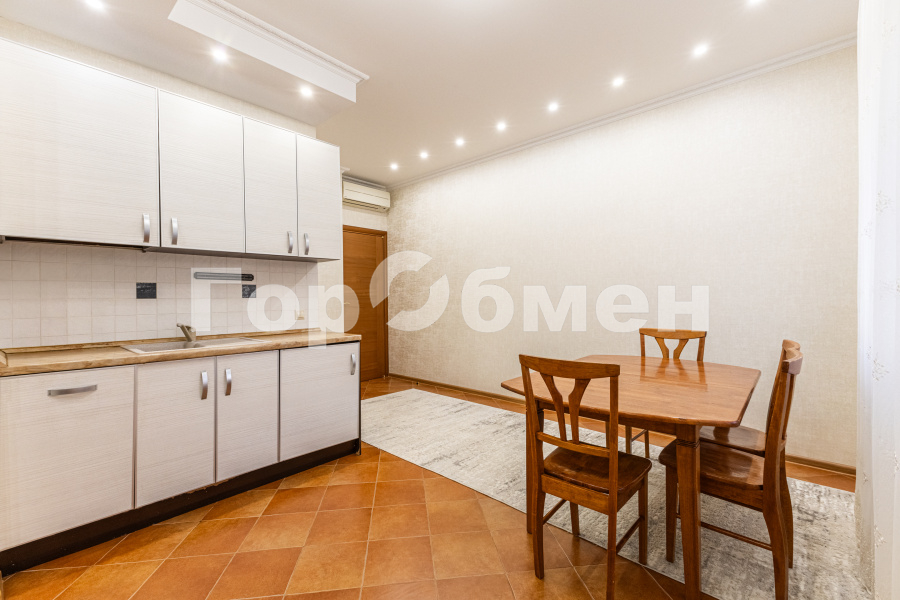 Продажа 2-комнатной квартиры, Москва, Россия,   Юровская улица