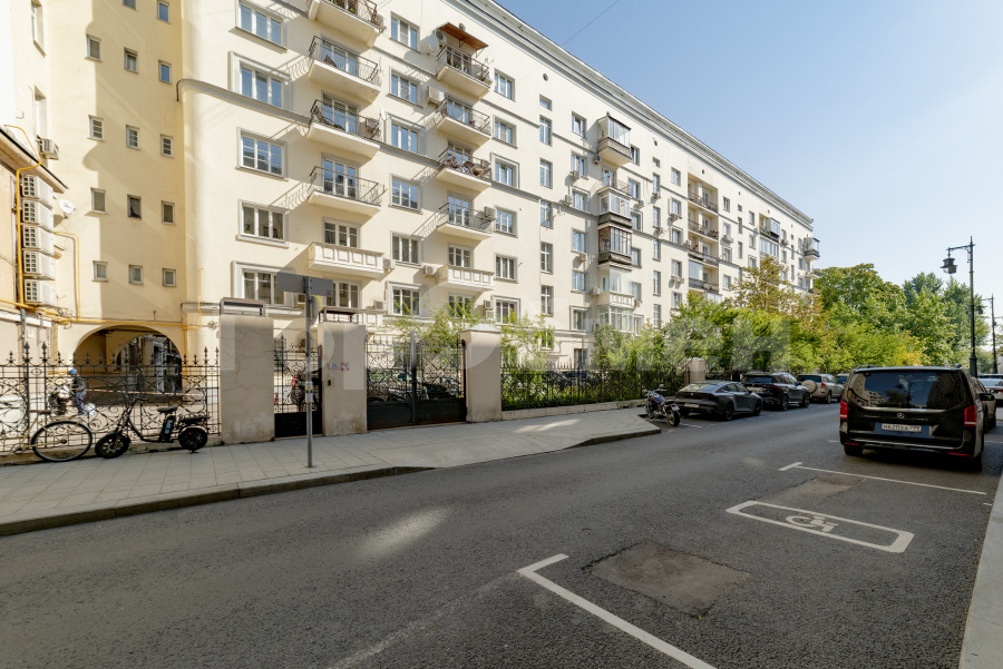 Продажа 4-комнатной квартиры, Москва, Россия,    Кропоткинский переулок