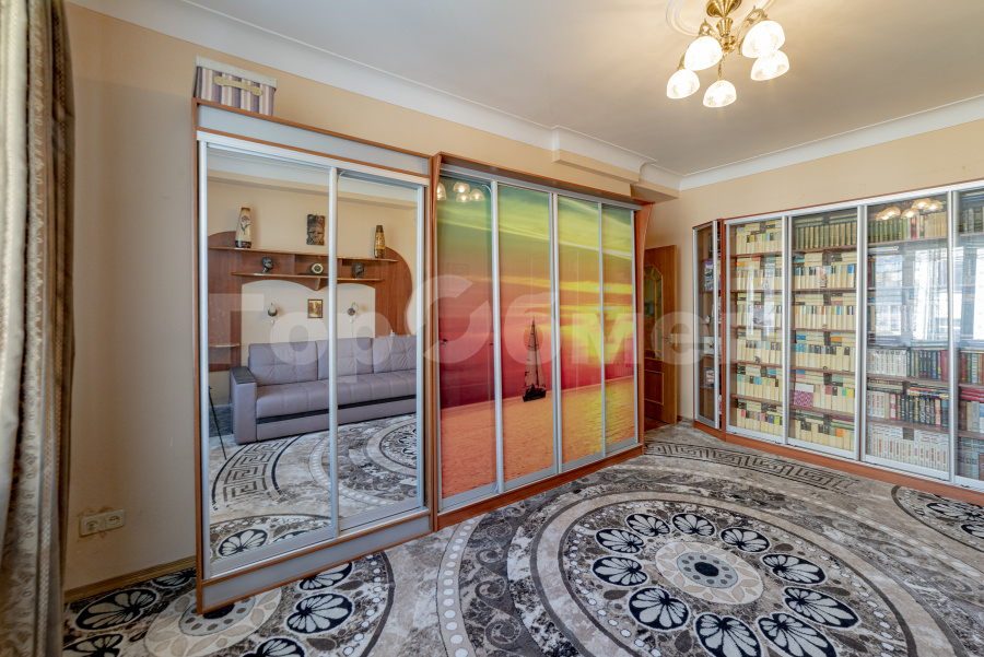 Продажа 4-комнатной квартиры, Москва, Россия,    Кропоткинский переулок