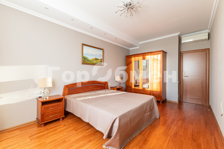 Продажа 2-комнатной квартиры, Москва, Россия,   Юровская улица