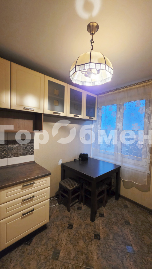 Продажа 3-комнатной квартиры, Москва, Россия,   улица Плющева