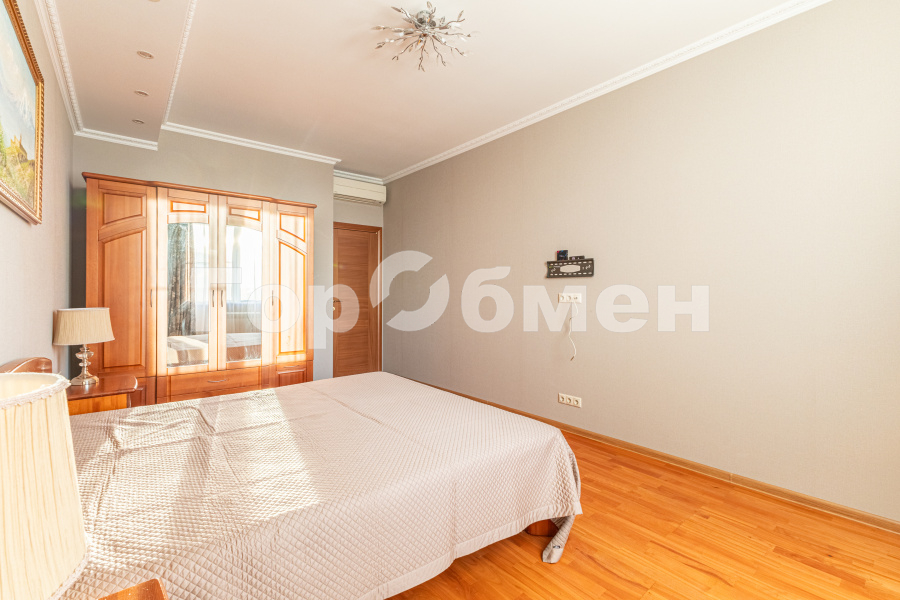 Продажа 2-комнатной квартиры, Москва, Россия,   Юровская улица