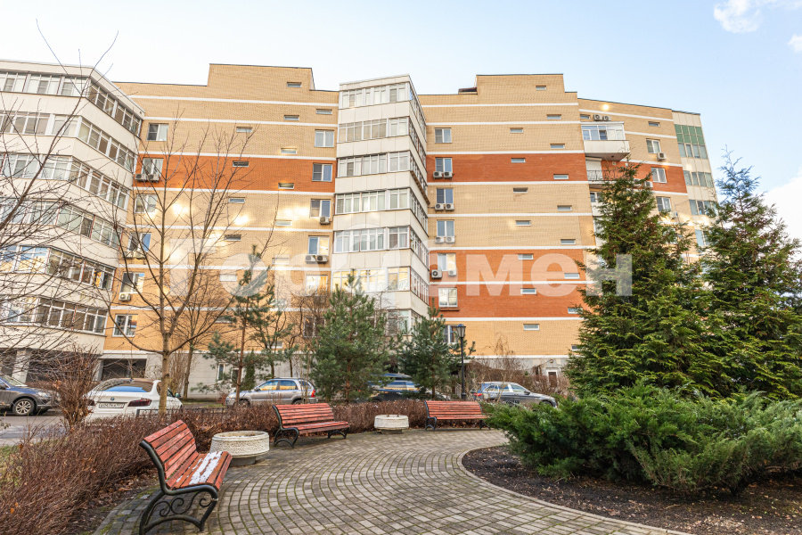 Продажа 2-комнатной квартиры, Москва, Россия,   Юровская улица