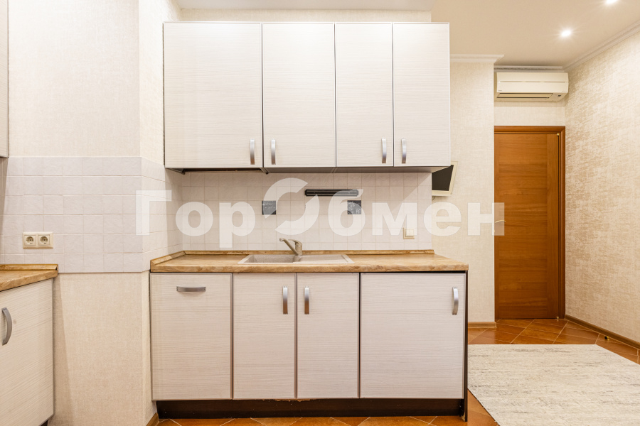 Продажа 2-комнатной квартиры, Москва, Россия,   Юровская улица