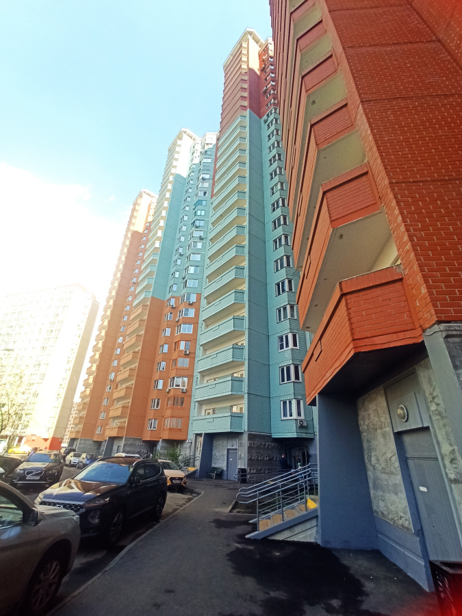 Продажа 3-комнатной квартиры, Москва, Россия,    улица Вертолётчиков