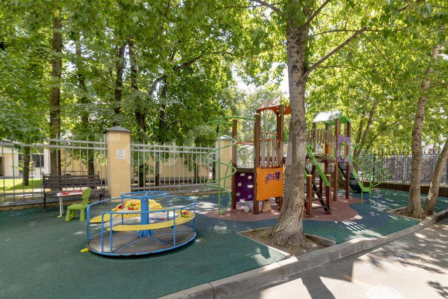 Продажа 4-комнатной квартиры, Москва, Россия,    Кропоткинский переулок