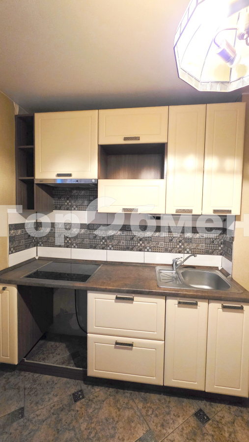 Продажа 3-комнатной квартиры, Москва, Россия,   улица Плющева