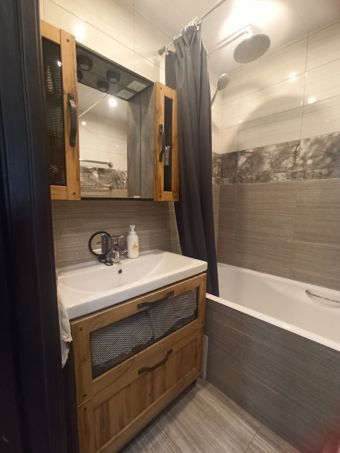 Продажа 3-комнатной квартиры, Москва, Россия,    улица Вертолётчиков