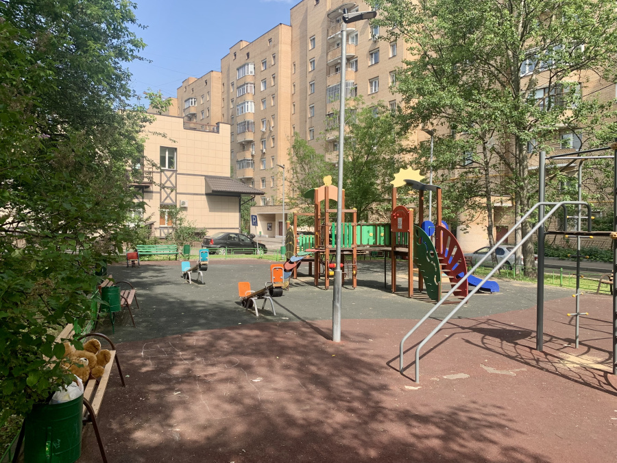 Продажа 3-комнатной квартиры, Москва, Россия,    Карельский бульвар