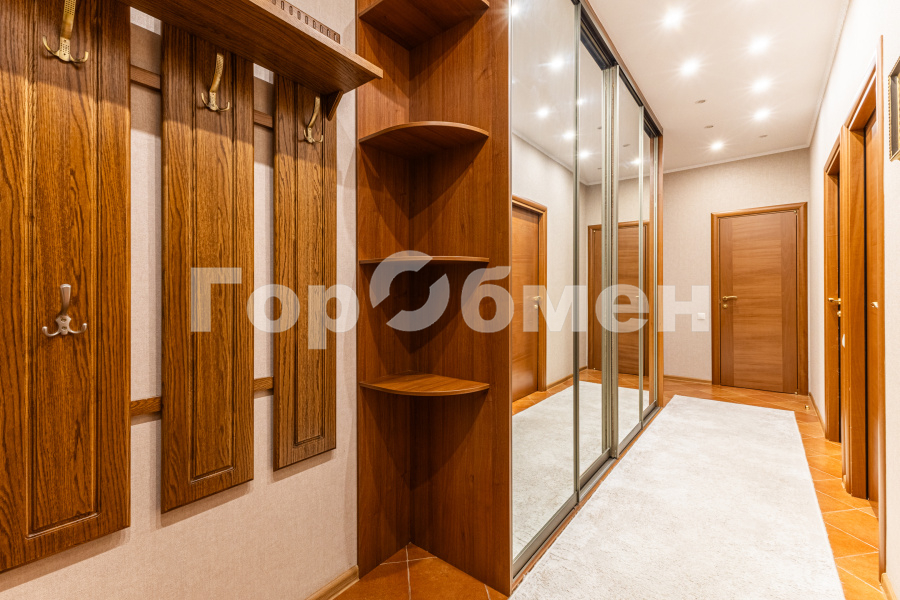 Продажа 2-комнатной квартиры, Москва, Россия,   Юровская улица