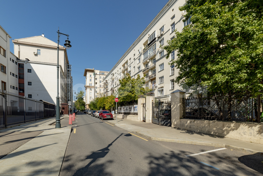 Продажа 4-комнатной квартиры, Москва, Россия,    Кропоткинский переулок